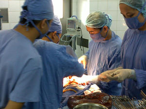 Thạc sỹ y khoa Nguyễn Hoàng Diệu, Bệnh viện Đa khoa tỉnh (người đứng thứ hai bên phải) cùng đồng nghiệp thực hiện thành công nhiều ca mổ khó, hạn chế tình trạng vượt tuyến lên tuyến trên.